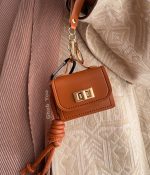 بگ چارم ( آویز کیف و کوله ) طرح کیف قهوه ای و صورتی 👛 - Image 2