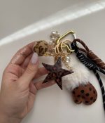 بگ چارم ( آویز کیف و کوله ) طرح دستکش و ستاره قهوه ای 🤎 - Image 3