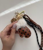 بگ چارم ( آویز کیف و کوله ) طرح دستکش و ستاره قهوه ای 🤎 - Image 2