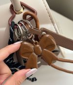 بگ چارم ( آویز کیف و کوله ) طرح پاپیون و گل قهوه ای 🤎