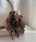 بگ چارم ( آویز کیف و کوله ) طرح پاپیون و گل قهوه ای 🤎 - Image 2