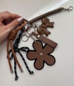بگ چارم ( آویز کیف و کوله ) طرح پاپیون و گل قهوه ای 🤎 - Image 4