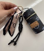 بگ چارم ( آویز کیف و کوله ) طرح استوانه‌ای با مینی‌اسکارف 🧣 - Image 2