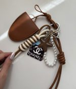 بگ چارم ( آویز کیف و کوله ) طرح جاعینکی قهوه ای 🤎 - Image 2